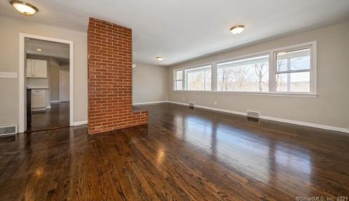 23 Valley View Rd, Bridgeport, CT 06611-3811