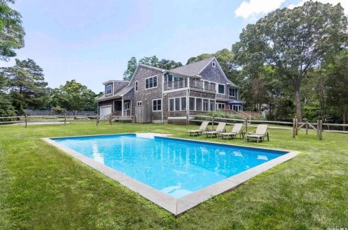 16 Bittersweet Ln, Pine Neck NY  11963-1422 exterior