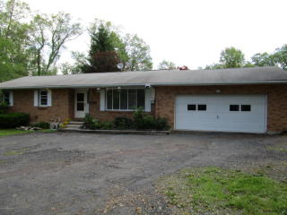 107 Minkon Dr, Cresco, PA 18326-7274