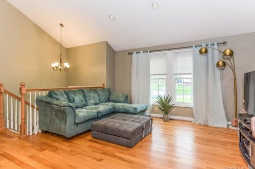 15 Country Club Dr, Gales Ferry CT  06339-1714 exterior