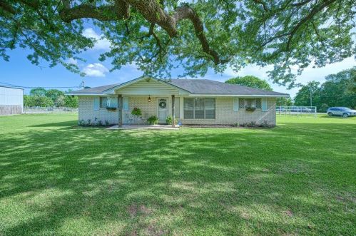 1401 Jones Rd, Highlands, TX 77562-4321