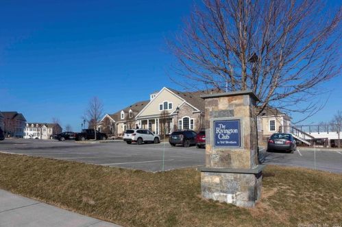 118 Center Meadow Ln, Danbury CT  06810 exterior