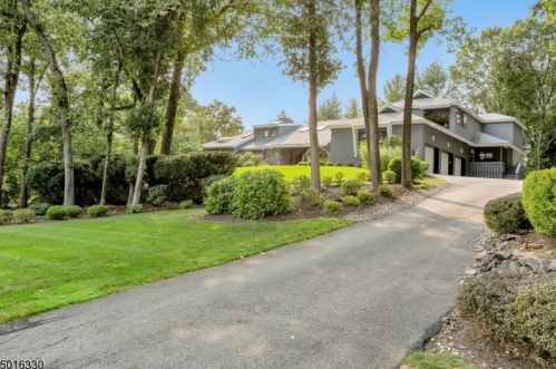 706 Butternut Dr, Franklin Lakes, NJ 07417-2201