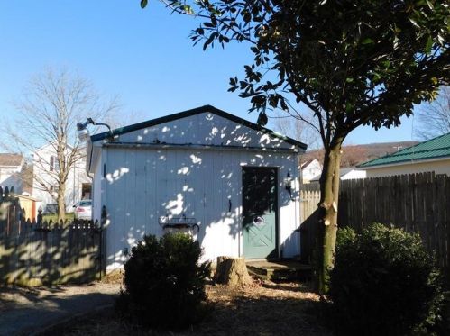 1403 Race St, South Connellsville, PA 15425-4901