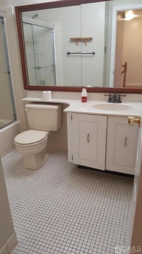 105 Buttonwood Dr, East Brunswick NJ  08816-4404 exterior