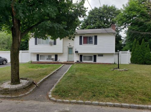 8 10th St, Wheatley Heights, NY 11798-2402