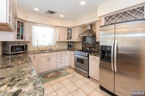 552 Princeton St, N Milford NJ  07646-2015 exterior