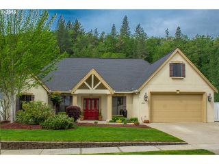 2402 Canterbury Dr, Roseburg, OR 97471-6166