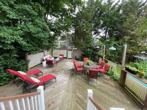 24 Middlefield St, Groton CT  06340-8826 exterior