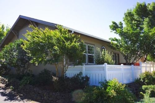 813 Plum Ridge Dr, Ashland, OR 97520-9730