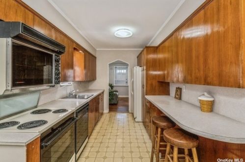 151 Pollok Pl, Hicksville NY  11801-2220 exterior