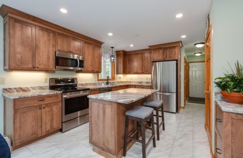 8 Ames Rd, Brookline, NH 03033-2302