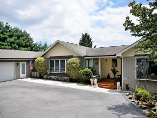 26 Ives Farm Ln, Hendersonville, NC 28739-8850