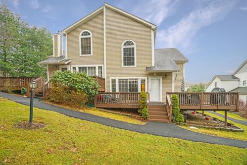 40 Pembrooke Ct, Tompkins Corners, NY 10579-3246