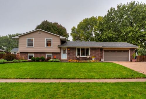 4504 73rd Pl, Des Moines, IA 50322-1124