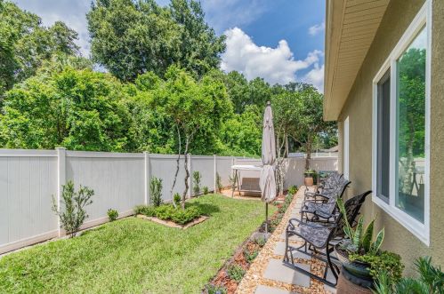 1827 Crooked Oak Ln, Lutz FL  33559-7407 exterior