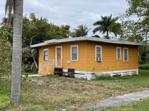 398 Cypress Ave, Pahokee FL  33476-1938 exterior