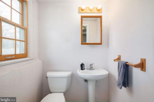 1221 Oakwood Rd, Tavistock NJ  08033-3632 exterior