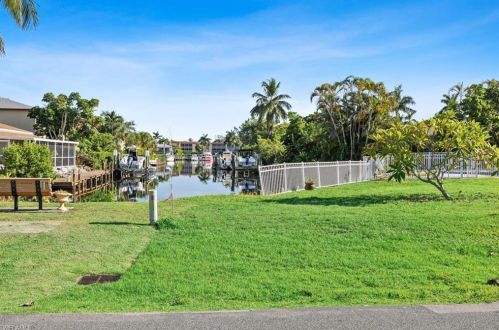 1566 Blue Point Ave, Naples FL  34102-0558 exterior