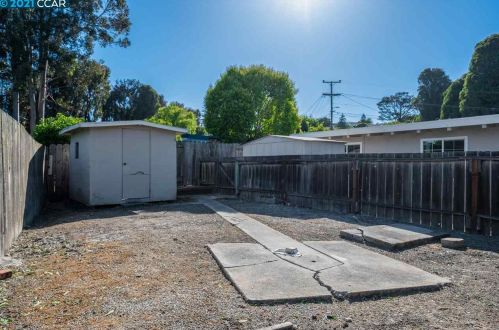 1737 El Toro Way, Pinole CA  94564-2116 exterior