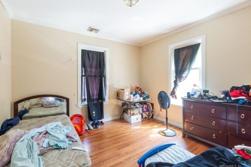 34 Lincoln St, New Britain CT 06052-1638 exterior