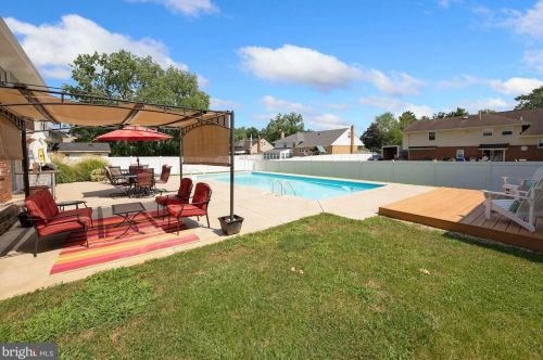 210 Wayne Dr, Riverton NJ  08077-3843 exterior