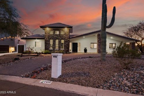 1439 Echo Ln, Phoenix AZ  85020-3831 exterior