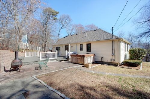 6 Poplar Dr, Mashpee MA 02649-2064 exterior