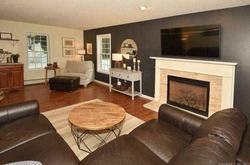 1 Jacobs Hill Rd, Ellington CT  06029-3117 exterior