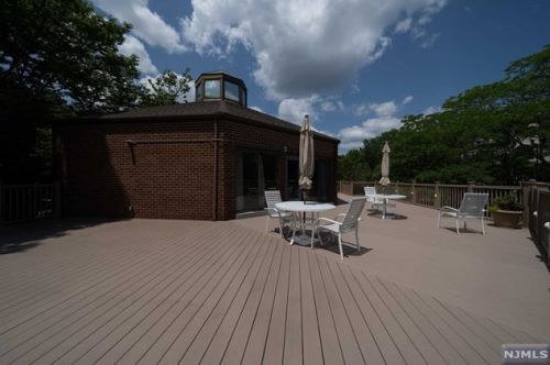 9 Lawrence Ct, Teaneck NJ  07666-6489 exterior