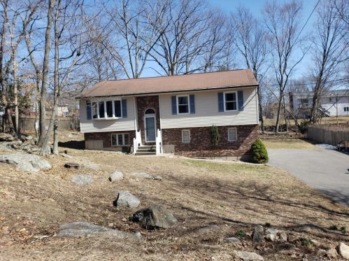 72 Kingswood Ln, Waterbury, CT 06716-2212