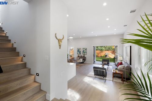 5926 Dover St, Oakland CA  94609-1426 exterior