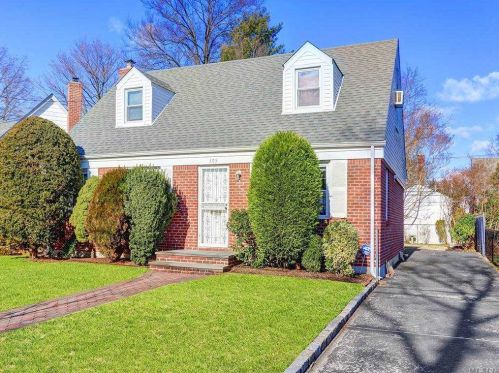 305 Bryn Mawr Rd, New Hyde Park, NY 11040-3508