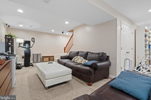 827 Spring Knoll Dr, Herndon VA  20170-3920 exterior