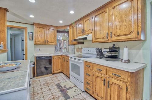 44 Lakeview Rd, Terryville, CT 06786-2709
