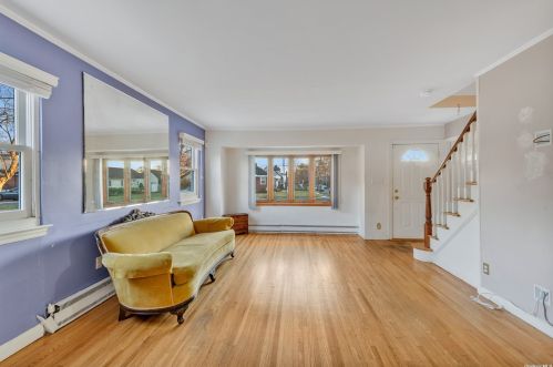 101 Evans St, New Hyde Park, NY 11040-1712