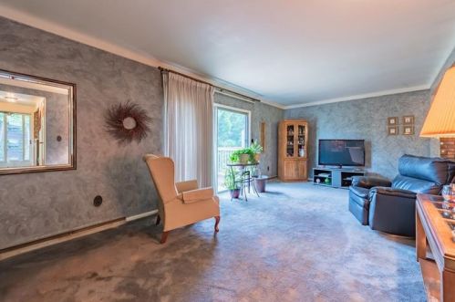 1011 Magnolia Dr, Jeannette, PA 15644-2846