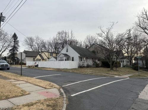 563 7th Ave, Roselle, NJ 07203-2413