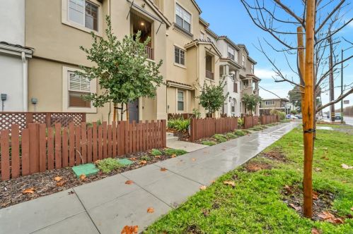 267 Fairchild Dr, Mountain View CA  94043-2086 exterior