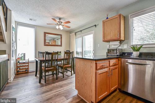 2414 Southgate Sq, Herndon VA  20191-1239 exterior