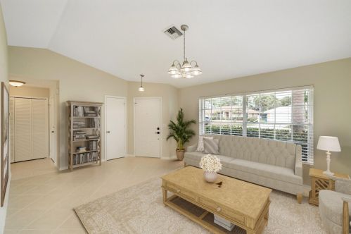 121 Kings Way, West Palm Beach, FL 33411-1567