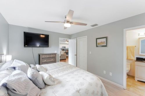 247 Stanhope Cir, Naples FL 34104-0810 exterior