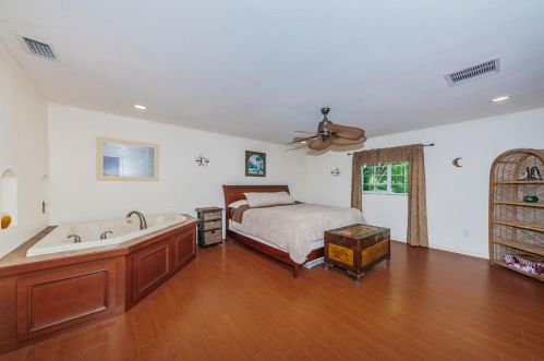 2152 75th Way, Saint Petersburg FL  33710-3846 exterior