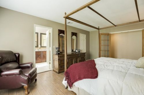 11 Remsen Ct, Mount Sinai NY  11766-1603 exterior