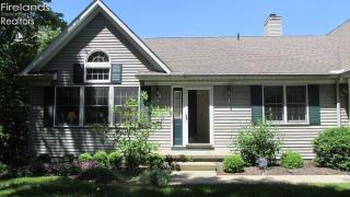 4039 Woodland Dr, Vermilion, OH 44089-2093