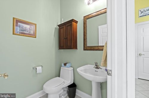 17621 Stonegait Ct, Round Hill VA  20141-2264 exterior