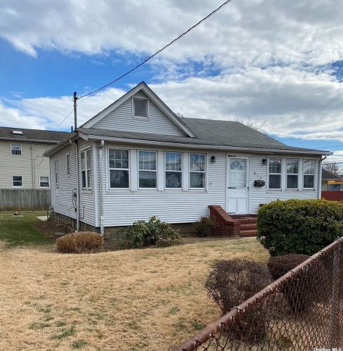 615 Meacham Ave, Floral Park, NY 11003-3803