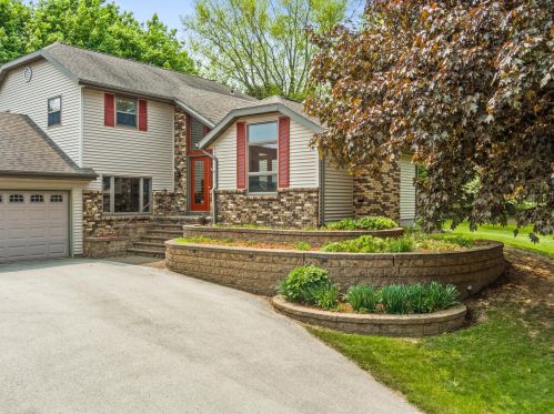 1410 Whitewater Dr, Manitowoc WI 54220-9437 exterior