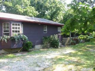 632 Pleasure Dr, Northampton, NY 11901-4925