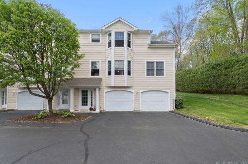 9 Parkwoods Dr, Norwich, CT 06360-7524